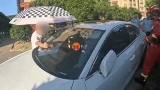 В Китае ребёнок случайно заперся в машине при 36-градусной жаре