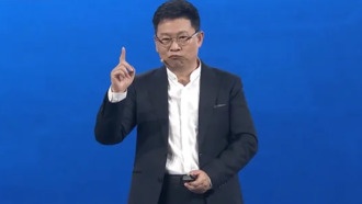 Глава Huawei объяснил видео с «засыпанием» за рулём: он смотрел в телефон