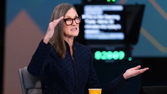 Кэти Вуд сохраняет веру в Илона Маска, несмотря на политические шаги и падение акций Tesla