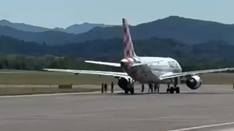 Трагический инцидент в аэропорту Милана: мужчину засосало в двигатель самолёта