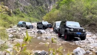 Пять внедорожников Tank 300 устроили опасный «автопоезд» в реке