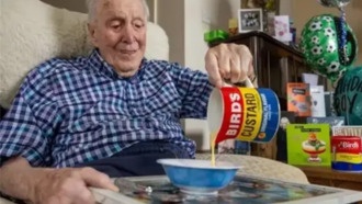 106-летний британец раскрыл секрет долголетия: ежедневная порция заварного крема