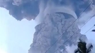 Вулкан Левотоби в Индонезии выбросил столб пепла высотой 18 км