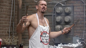 Стив Хоуи из «Бесстыжих» сыграет в сериале «Вне кампуса» по книгам Эль Кеннеди