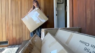 Женщина из Калифорнии год принимала сотни нежелательных посылок из-за мошеннической схемы на Amazon