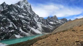 Прорыв ледникового озера вызвал масштабное наводнение в Гималаях