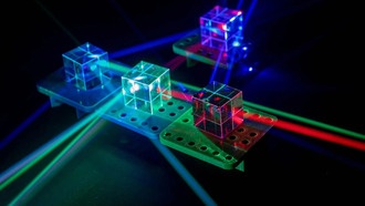 Учёные создали первый в мире лазер на кристаллах для безопасных сенсоров и умных технологий