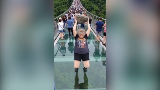 В сети распространяется фейк: пожилая туристка «разбила» стеклянный мост в Китае