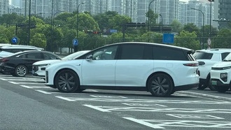 Впервые показали интерьер нового электрического кроссовера Li Auto i8