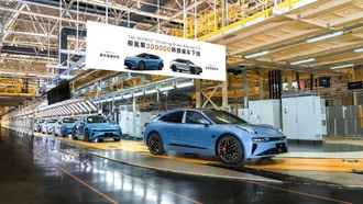 Каждый 7-й из 10 проданных в мире спортивных электрокаров — это Zeekr: компания выпустила 300-тысячный экземпляр