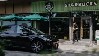 Основатель Ideal Auto представил полностью электрический внедорожник i8 в чёрном цвете