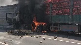 Грузовик с 30 тоннами лука загорелся на трассе в Китае