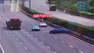 ДТП на трассе: водитель с включённым автопилотом врезался в машину без ручника