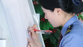 Девушка вручную воссоздала схему железных дорог Китая с 1092 станциями