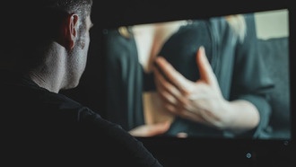 Google и Amazon обвиняют в поддержке сервисов по созданию фейковых обнажённых фото с помощью ИИ