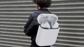 В Нью-Йорке представили рюкзак в виде гигантских AirPods