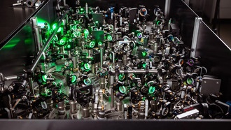 Физики научились изменять свойства материалов с помощью света и магнонов