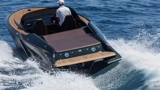 Porsche представила электрическую лодку с рекордной скоростью 92 км/ч