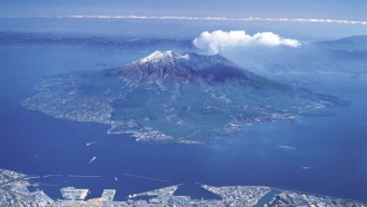 Вулкан Сакурадзима в Японии активизировался: выброс пепла достиг рекордной высоты