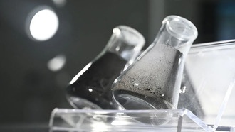 Акции производителей материалов для аккумуляторов выросли после введения США пошлины на китайский графит