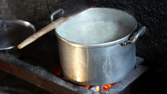 Финансирование и углеродные кредиты направляются в Африку для борьбы с вредными методами приготовления пищи