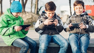 Британские школы призывают родителей не покупать смартфоны детям до 14 лет