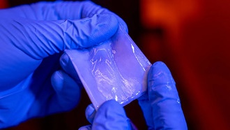 Учёные создали суперматериал на основе бактериальной целлюлозы, который превосходит металлы и стекло