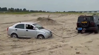 Танк 300 перестарался при спасении Chery QQ: перевернул машину одним рывком