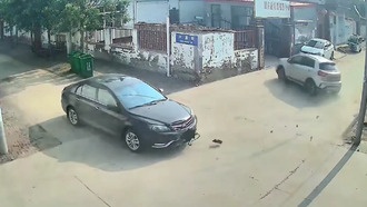 Невероятный дрифт в ворота: видео с ДТП на перекрестке стало вирусным