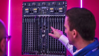 Nokia снижает прогноз по прибыли из-за слабого доллара и пошлин