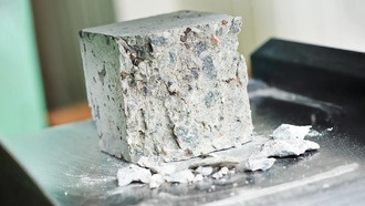 ИИ создал бетон, который поглощает CO₂ и служит веками