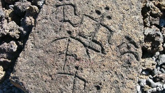 Древние гавайские петроглифы вновь появились на побережье Оаху после многолетнего исчезновения