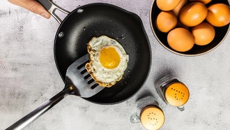 Учёные создали безопасное антипригарное покрытие, вдохновившись оперением стрел