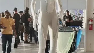 Тesla представила серийную версию человекоподобного робота Optimus V3