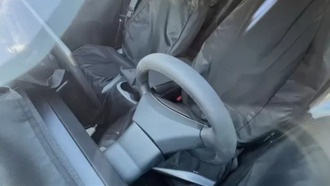 Впервые показан салон новой модели Tesla: убрали панорамную крышу и экран для задних пассажиров