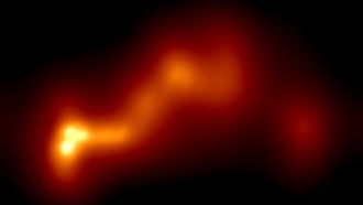 Новое изображение галактики OJ 287 раскрывает изогнутую струю плазмы в её центре