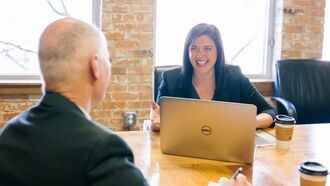 Гендиректора в восторге от ИИ: «Не бастует и не просит повышения зарплаты»