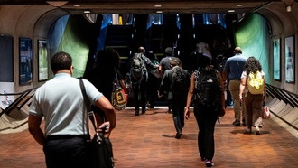 В США резко выросло число увольнений из-за ИИ и тарифов