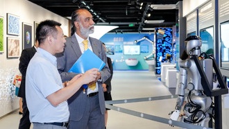 Представители ООН посетили Университет Фудань для развития сотрудничества в сфере ИИ