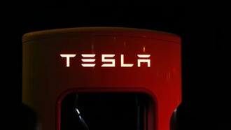 Тесла обязали выплатить $243 млн за смертельную аварию с автопилотом