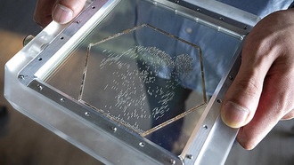 Физики обнаружили частицы, которые ускоряются в толпе