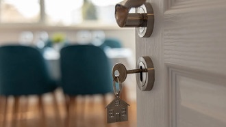 Арендодатель использовал ИИ-фото для ложных обвинений в порче имущества