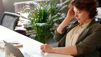 Большинство работников в США сталкиваются с физическими и психическими ограничениями на работе