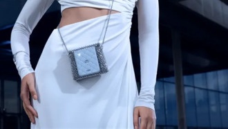 Motorola и Swarovski представили ограниченную версию складного смартфона razr 60 с кристаллами