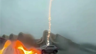 Автомобиль BYD пережил двойной удар молнии во время дождя