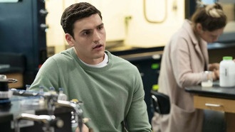 Актеры из «Монстров» и «Вторжения» присоединились к комедийному триллеру Apple TV+