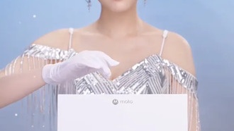 Lenovo представила роскошный складной смартфон moto razr 60 в коллаборации со Swarovski