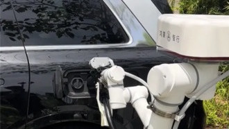 Huawei внедряет автоматические зарядные станции с механической рукой в своих магазинах