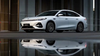 Geely Galaxy A7: новый гибридный седан с рекордными продажами