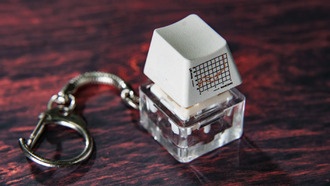 Японский брелок превращает механический переключатель клавиатуры в стильный аксессуар